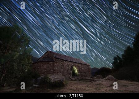 Romanico Hermitage di Sant Quirc sotto il cielo stellato sentieri di notte Foto Stock