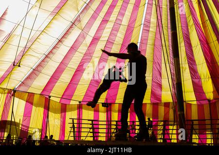 Dhaka, Bangladesh. 9th luglio, 2022. Un circo è una forma di ristoro per l'umanità per un lungo periodo, mentre aiuta alcune persone a guadagnare il loro sostentamento. I intrattenitori devono fare alcune barzellette e mostrare alcuni trucchi fisici che hanno strani gesti. Ma a volte, per intrattenere il pubblico, i lavoratori del circo devono fare alcune acrobazie terribili rendendo la loro vita difficile. (Credit Image: © Sushanta Paul/Pacific Press via ZUMA Press Wire) Foto Stock