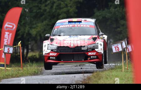 Slusovice, Repubblica Ceca. 27th ago, 2022. Efrem Liarena e Sara Fernandez di Spagna (Skoda Fabia Rally2 Evo) si sfidano durante il Czech Barum Rally, evento del campionato europeo di rally a Zlin, Repubblica Ceca, 27 agosto 2022. Credit: Galibor Gluck/CTK Photo/Alamy Live News Foto Stock