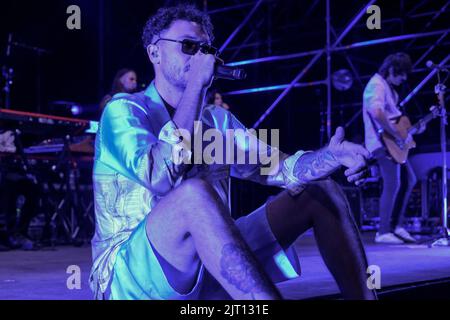 Modena, Italia. 26th ago, 2022. Il cantante italiano Carl Brave alias Carlo Luigi Coraggio durante il suo live si esibisce a Modena, Arena sul Lago per il suo tour estivo 2022 Credit: Roberto Tommasini/Alamy Live News Foto Stock