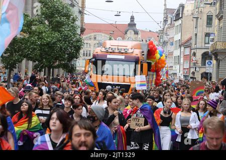 Erfurt, Germania. 27th ago, 2022. La gente cammina per il centro della città al Christopher Street Day (CSD) di Erfurt per una maggiore tolleranza e diversità nella società. Il CSD è celebrato in tutto il mondo e ha lo scopo di ricordare ai cittadini i diritti di lesbiche, gay, bisessuali, transgender, intersex e persone in coda. Credit: Bodo Schackow/dpa/Alamy Live News Foto Stock