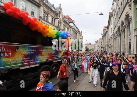 Erfurt, Germania. 27th ago, 2022. La gente cammina per il centro della città al Christopher Street Day (CSD) di Erfurt per una maggiore tolleranza e diversità nella società. Il CSD è celebrato in tutto il mondo e ha lo scopo di ricordare ai cittadini i diritti di lesbiche, gay, bisessuali, transgender, intersex e persone in coda. Credit: Bodo Schackow/dpa/Alamy Live News Foto Stock