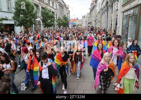 Erfurt, Germania. 27th ago, 2022. La gente cammina per il centro della città al Christopher Street Day (CSD) di Erfurt per una maggiore tolleranza e diversità nella società. Il CSD è celebrato in tutto il mondo e ha lo scopo di ricordare ai cittadini i diritti di lesbiche, gay, bisessuali, transgender, intersex e persone in coda. Credit: Bodo Schackow/dpa/Alamy Live News Foto Stock