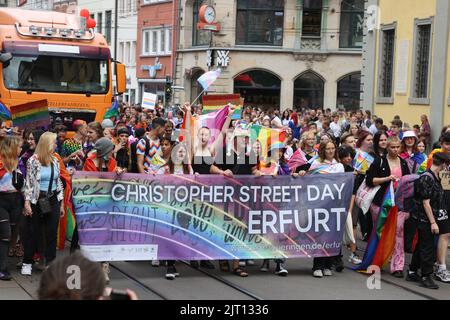 Erfurt, Germania. 27th ago, 2022. La gente cammina per il centro della città al Christopher Street Day (CSD) di Erfurt per una maggiore tolleranza e diversità nella società. Il CSD è celebrato in tutto il mondo e ha lo scopo di ricordare ai cittadini i diritti di lesbiche, gay, bisessuali, transgender, intersex e persone in coda. Credit: Bodo Schackow/dpa/Alamy Live News Foto Stock