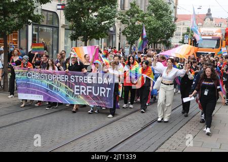 Erfurt, Germania. 27th ago, 2022. La gente cammina per il centro della città al Christopher Street Day (CSD) di Erfurt per una maggiore tolleranza e diversità nella società. Il CSD è celebrato in tutto il mondo e ha lo scopo di ricordare ai cittadini i diritti di lesbiche, gay, bisessuali, transgender, intersex e persone in coda. Credit: Bodo Schackow/dpa/Alamy Live News Foto Stock