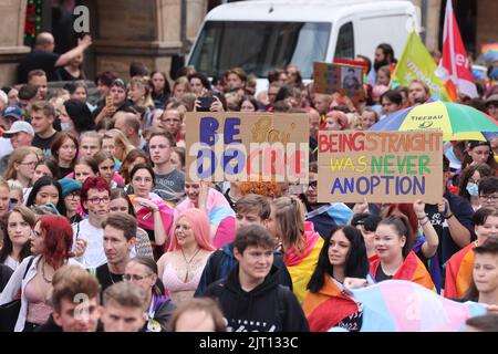 Erfurt, Germania. 27th ago, 2022. La gente cammina per il centro della città al Christopher Street Day (CSD) di Erfurt per una maggiore tolleranza e diversità nella società. Il CSD è celebrato in tutto il mondo e ha lo scopo di ricordare ai cittadini i diritti di lesbiche, gay, bisessuali, transgender, intersex e persone in coda. Credit: Bodo Schackow/dpa/Alamy Live News Foto Stock