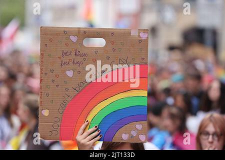 Erfurt, Germania. 27th ago, 2022. La gente cammina per il centro della città al Christopher Street Day (CSD) di Erfurt per una maggiore tolleranza e diversità nella società. Il CSD è celebrato in tutto il mondo e ha lo scopo di ricordare ai cittadini i diritti di lesbiche, gay, bisessuali, transgender, intersex e persone in coda. Credit: Bodo Schackow/dpa/Alamy Live News Foto Stock