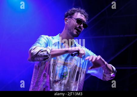 Modena, Italia. 26th ago, 2022. Il cantante italiano Carl Brave alias Carlo Luigi Coraggio durante il suo live si esibisce a Modena, Arena sul Lago per il suo tour estivo 2022 Credit: Roberto Tommasini/Alamy Live News Foto Stock