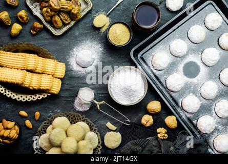 Biscotti per la celebrazione della Festa Islamica di El Fitr (la Festa che viene dopo il Ramadan). Serviti con una tazza di tè. Vista dall'alto con primo piano. Foto Stock