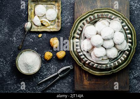 Biscotti per la celebrazione della Festa Islamica di El Fitr (la Festa che viene dopo il Ramadan). Serviti con una tazza di tè. Vista dall'alto con primo piano. Foto Stock