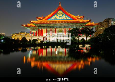 Vista serale della Sala Memoriale Nazionale di Chiang Kai-shek con riflessione a Taipei, Taiwan Foto Stock