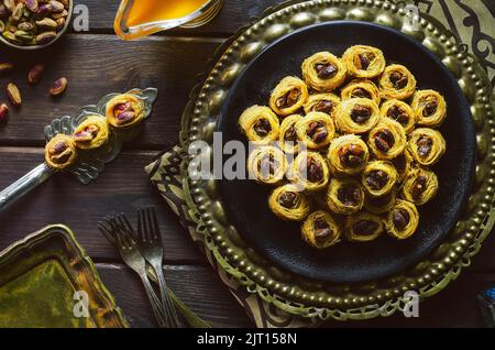 Cucina araba; dolci tradizionali mediorientali e famoso dessert Ramadan 'Kunafaa' con pistacchio arrosto. Foto Stock