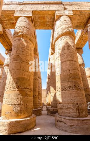 Tempio di Karnak, Luxor, Egitto; 18 agosto 2022 - la Grande Sala Hypstile si trova all'interno del tempio di Karnak. È uno dei monumenti più visitati di Foto Stock