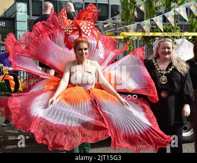 Manchester, Regno Unito. 27th agosto, 2022. (A destra) il consigliere Ann-Marie Humphreys, il sindaco cerimoniale della città di Salford per il 2022-2023. I partecipanti si preparano a partecipare alla parata LGBTQ+ Pride, nel centro di Manchester, Regno Unito, mentre LGBTQ+ Pride prosegue nel weekend delle festività dal 26th al 29th agosto. Gli organizzatori dicono: 'Manchester Pride è una delle principali associazioni di beneficenza del Regno Unito LGBTQ+. La nostra visione è un mondo in cui le persone LGBTQ+ sono libere di vivere e amare senza pregiudizi. Facciamo parte di un movimento Pride globale che celebra l'uguaglianza LGBTQ+ e la sfida della discriminazione." Credito: Terry Waller/Alamy Live Foto Stock