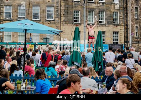 Edimburgo Scozia, Regno Unito 27 agosto 2022. Folle nel Grassmarket durante gli ultimi giorni di quest'anno Edinburgh Festival. Credit sst/alamy live news Foto Stock