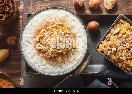 Cucina araba; delizioso budino di riso cremoso mediorientale con cannella e noci. Foto Stock