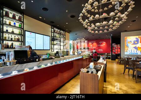 KUALA LUMPUR, MALESIA - CIRCA GENNAIO 2020: Foto interna di Illy caffe nel centro commerciale Pavilion Kuala Lumpur. Foto Stock