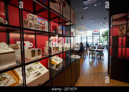 KUALA LUMPUR, MALESIA - CIRCA GENNAIO 2020: Foto interna di Illy caffe nel centro commerciale Pavilion Kuala Lumpur. Foto Stock