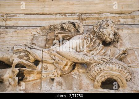 Particolare del fregio della torre dei venti all'interno dell'Agorà romana ad Atene Foto Stock