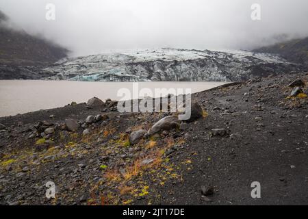 Vista frontale della lingua del ghiacciaio Solheimajokull, Myrdalsjökull galcier, in Islanda in una giornata piovosa e umida al tramonto, 2020 agosto Foto Stock