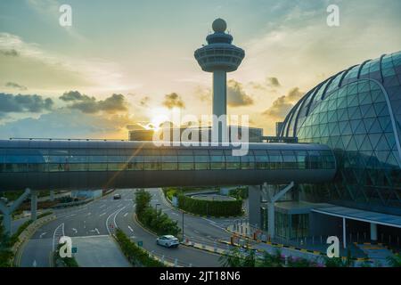 SINGAPORE - CIRCA GENNAIO 2020: Vista dell'Aeroporto Internazionale di Singapore Changi in serata. Foto Stock