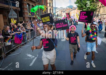 Manchester, Regno Unito. 27th ago, 2022. La comunità LGBTQIA si riunisce con banner e durante la Parata Pride. Quest'anno la parata torna a pieno regime per la prima volta dal 2019. Credit: Andy Barton/Alamy Live News Foto Stock