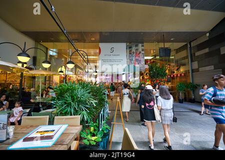 SINGAPORE - CIRCA GENNAIO 2020: Ingresso al centro commerciale di Singapore Foto Stock