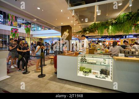 SINGAPORE - CIRCA GENNAIO 2020: La gente sta in piedi in fila comprare le bevande al chicha San Chen nel centro commerciale. Foto Stock