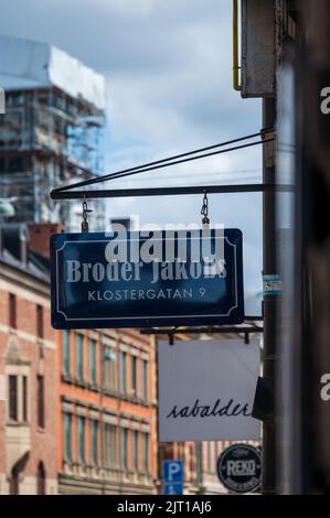 Lund, Svezia - 9 agosto 2022: Cartello fuori dal famoso caffè Broder Jakobs con la cattedrale di Lund durante i lavori di ristrutturazione in background Foto Stock