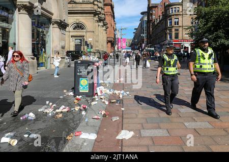 27 agosto 2022, Glasgow, Regno Unito. Come continua la controversia industriale tra i sindacati UNITE, COSLA e GMB, che rappresenta i lavoratori delle autorità locali più retribuiti, I bidoni dei rifiuti e le aree di raccolta nel centro di Glasgow sono traboccanti e, secondo la sanità pubblica scozzese, ora esiste una grave minaccia per la salute pubblica a causa dei parassiti e di altri inquinanti tossici. Immagine su Buchanan Street. Credit: Findlay/ Alamy Live News Foto Stock