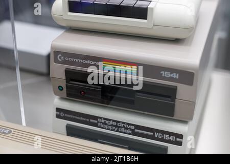 Oslo, Norvegia. 01 maggio 2022 Vecchio computer Commodore 154 e inserire a mano il floppy al suo interno. Museo della tecnologia di Oslo. Foto Stock