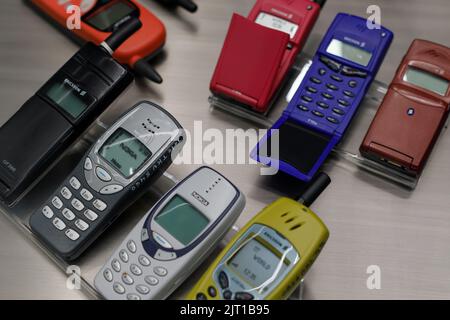 Oslo, Norvegia. 01 maggio 2022: Gruppo di vecchi telefoni cellulari al Museo della tecnologia di Oslo. Foto Stock
