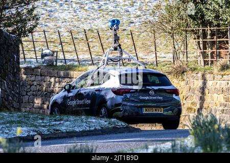 Google Maps Street View auto in una zona rurale scattare fotografie con la sua tecnologia fotocamera sul tetto, Burley Woodhead, West Yorkshire, Inghilterra, Regno Unito Foto Stock