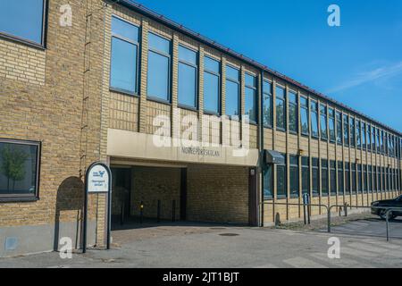 Ystad, Svezia - 24, ago 2022: Edificio svedese di scuola superiore di piccola città, costruito con mattoni gialli Foto Stock