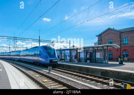 Ystad, Svezia - 24, ago 2022: Stazione ferroviaria con un treno locale al binario Foto Stock