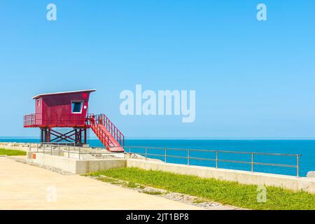 Cassetta di salvataggio rossa in riva al mare con il sole Foto Stock