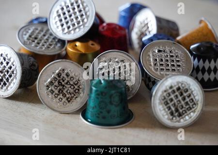 Espresso in alluminio, metallo e plastica, cialde di caffè, con messa a fuoco selettiva, spazio copia Foto Stock