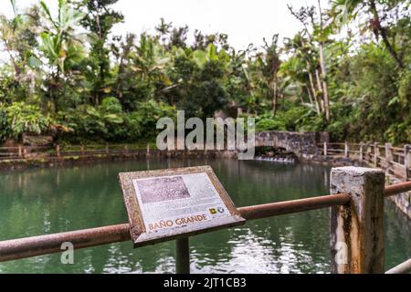 Cartello informativo presso l'area nuoto di Bano Grande nella foresta di El Yunque, Puerto Rico Foto Stock