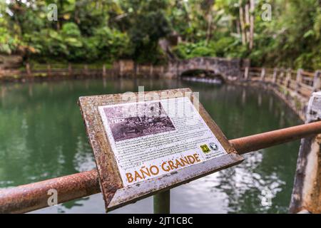 Cartello informativo presso l'area nuoto di Bano Grande nella foresta di El Yunque, Puerto Rico Foto Stock