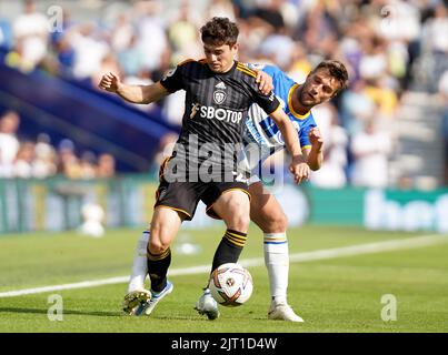 Daniel James (a sinistra) di Leeds United e Joel Veltman di Brighton e Hove Albion si battono per la palla durante la partita della Premier League presso l'AMEX Stadium di Brighton. Data immagine: Sabato 27 agosto 2022. Foto Stock