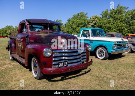 1953 Chevrolet 3100 pick-up in mostra all'American Auto Club Rally of the Giants, tenutosi a Blenheim Palace il 10th luglio 2022 Foto Stock