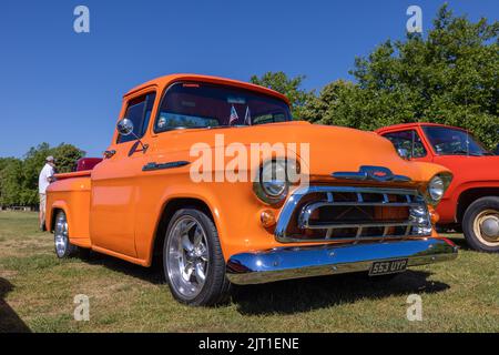 1957 la Task Force Chevrolet ‘553 UYP’ in mostra all’American Auto Club Rally of the Giants, tenutosi a Blenheim Palace il 10th luglio 2022 Foto Stock