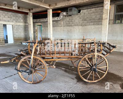 Carrello in legno su ruote stand in garage Foto Stock