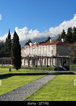 Budva, Montenegro - 22.08.22: Sentiero di ghiaia nel giardino vicino Villa Milocer. Montenegro Foto Stock