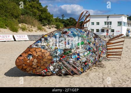 Scultura di un pesce riempito di bottiglie di plastica raffigurante l'inquinamento plastico del mare, località balneare di Pärnu, Estonia i Baltici, Europa Foto Stock