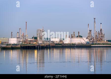 Vista notturna di una raffineria di petrolio sul porto Foto Stock