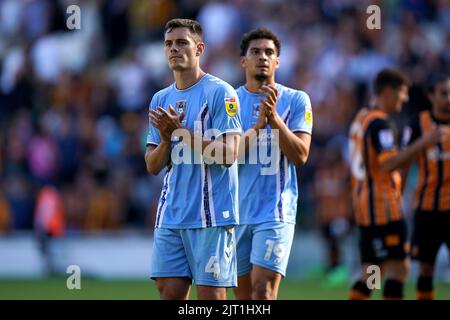 Michael Rose (a sinistra) e Tyler Walker di Coventry City applaudono i tifosi dopo il fischio finale della partita del Campionato Sky Bet al MKM Stadium, Kingston upon Hull. Data immagine: Sabato 27 agosto 2022. Foto Stock