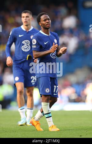 Londra, Regno Unito. 27th ago, 2022. Raheem Sterling di Chelsea saluta a tempo pieno i tifosi domestici durante la partita della Premier League tra Chelsea e Leicester City a Stamford Bridge, Londra, Inghilterra il 27 agosto 2022. Foto di Ken Sparks. Solo per uso editoriale, licenza richiesta per uso commerciale. Non è utilizzabile nelle scommesse, nei giochi o nelle pubblicazioni di un singolo club/campionato/giocatore. Credit: UK Sports Pics Ltd/Alamy Live News Foto Stock