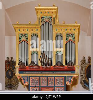 L'interno della chiesa di corte (Neustädter Hof- und Stadtkirche St. Johannis) con l'organo spagnolo ad Hannover Foto Stock