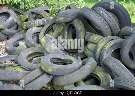 Un mucchio di vecchi pneumatici di gomma scartati. Foto Stock